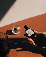 Foto di un profumo roll-on versatile paris tenuto in mano