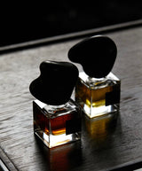 Frasco de perfume colocado sobre una mesa
