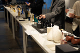 Productos alineados en el pop-up, con visitantes
