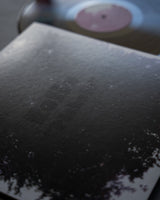 Primer plano de una superficie negra que refleja la luz