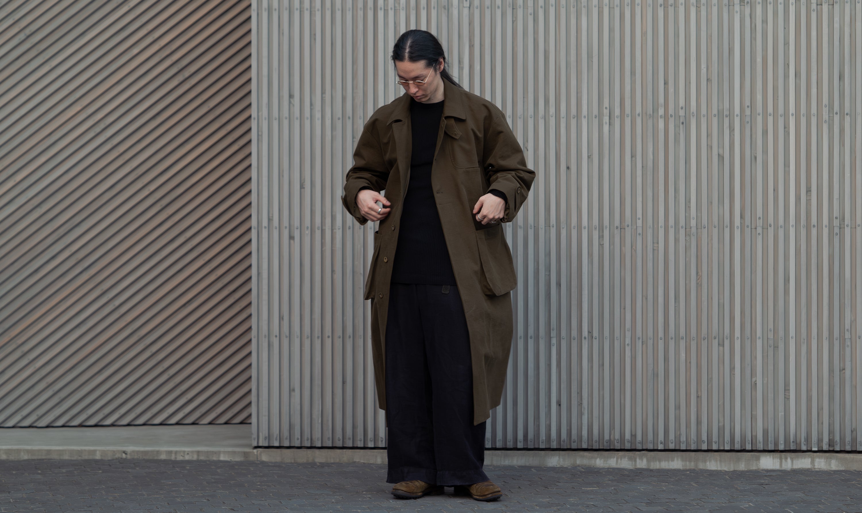 Modelo con el Aviva Jifei Xue Relaxed Mac Coat abierto por delante