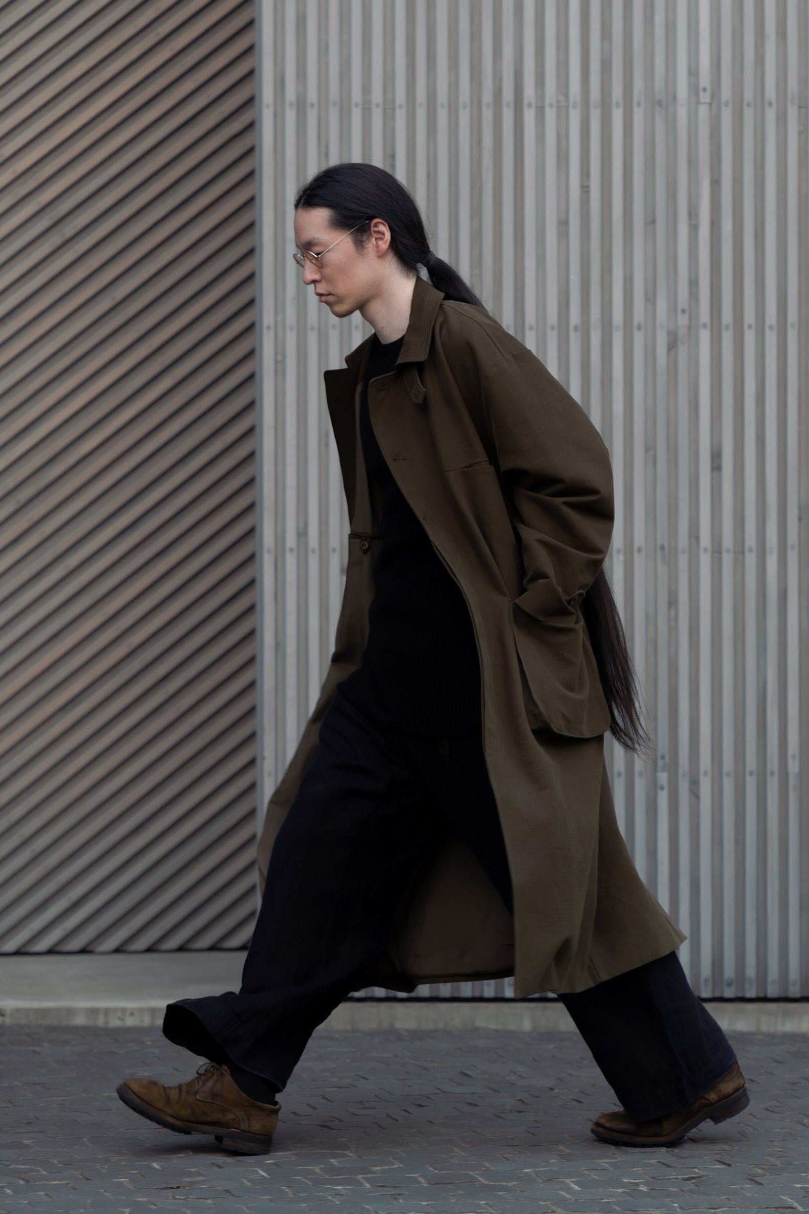 Perfil de la modelo caminando con el Aviva Jifei Xue Relaxed Mac Coat