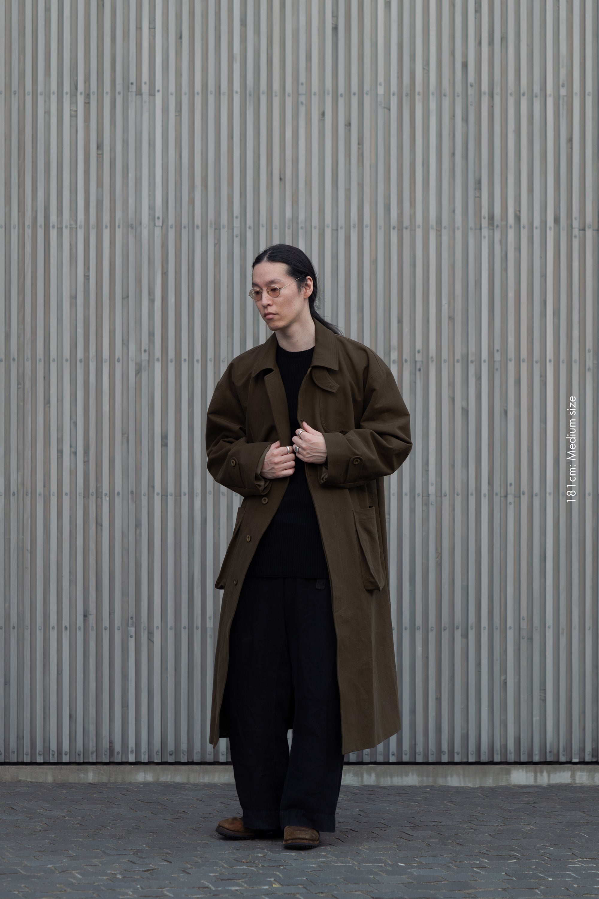Modelo con el Aviva Jifei Xue Relaxed Mac Coat abierto por delante