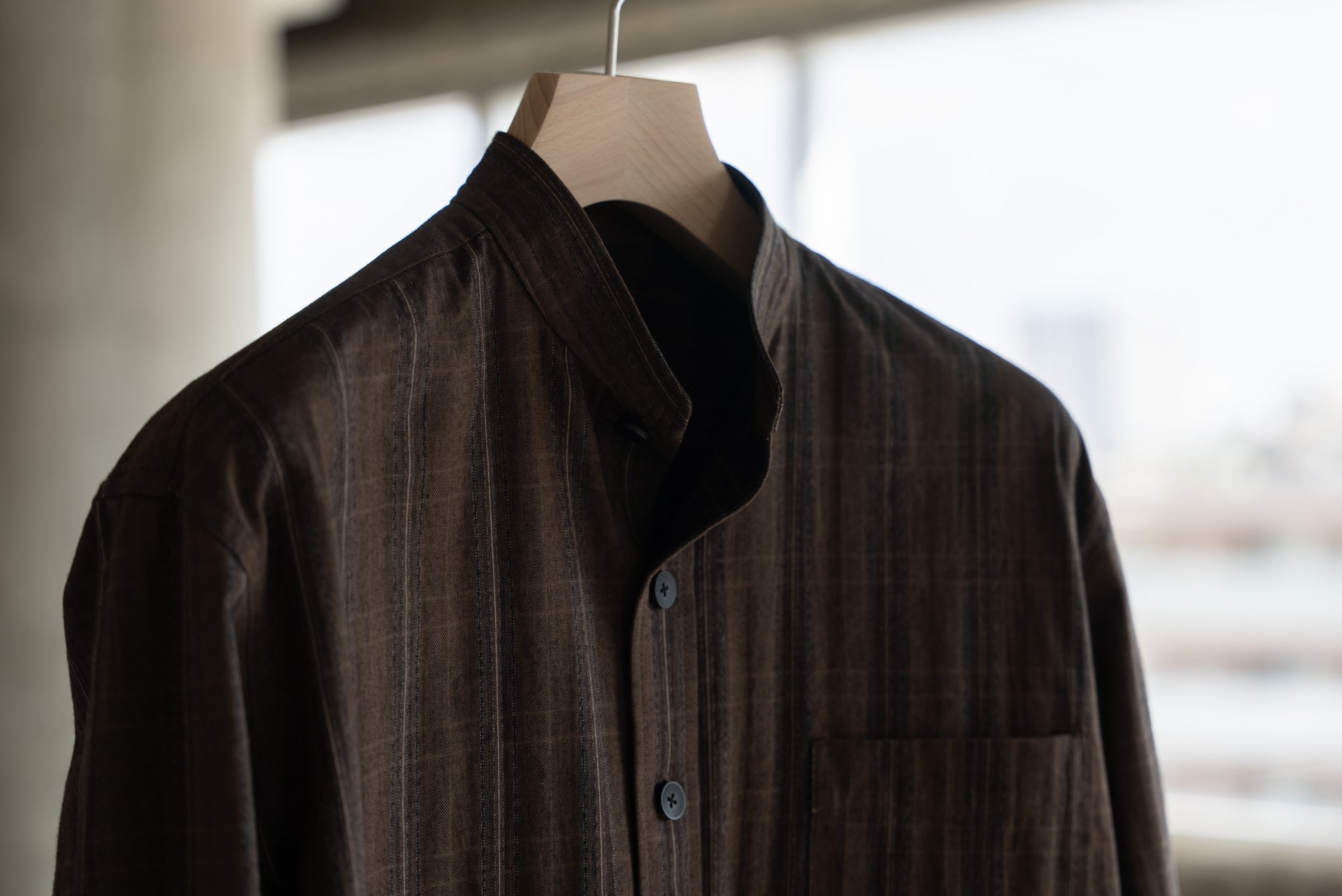 Aviva Jifei Xue Stand Collar Shirt領口細節
