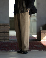 Aviva Jifei Xue Triple Pleated Pant上身細節