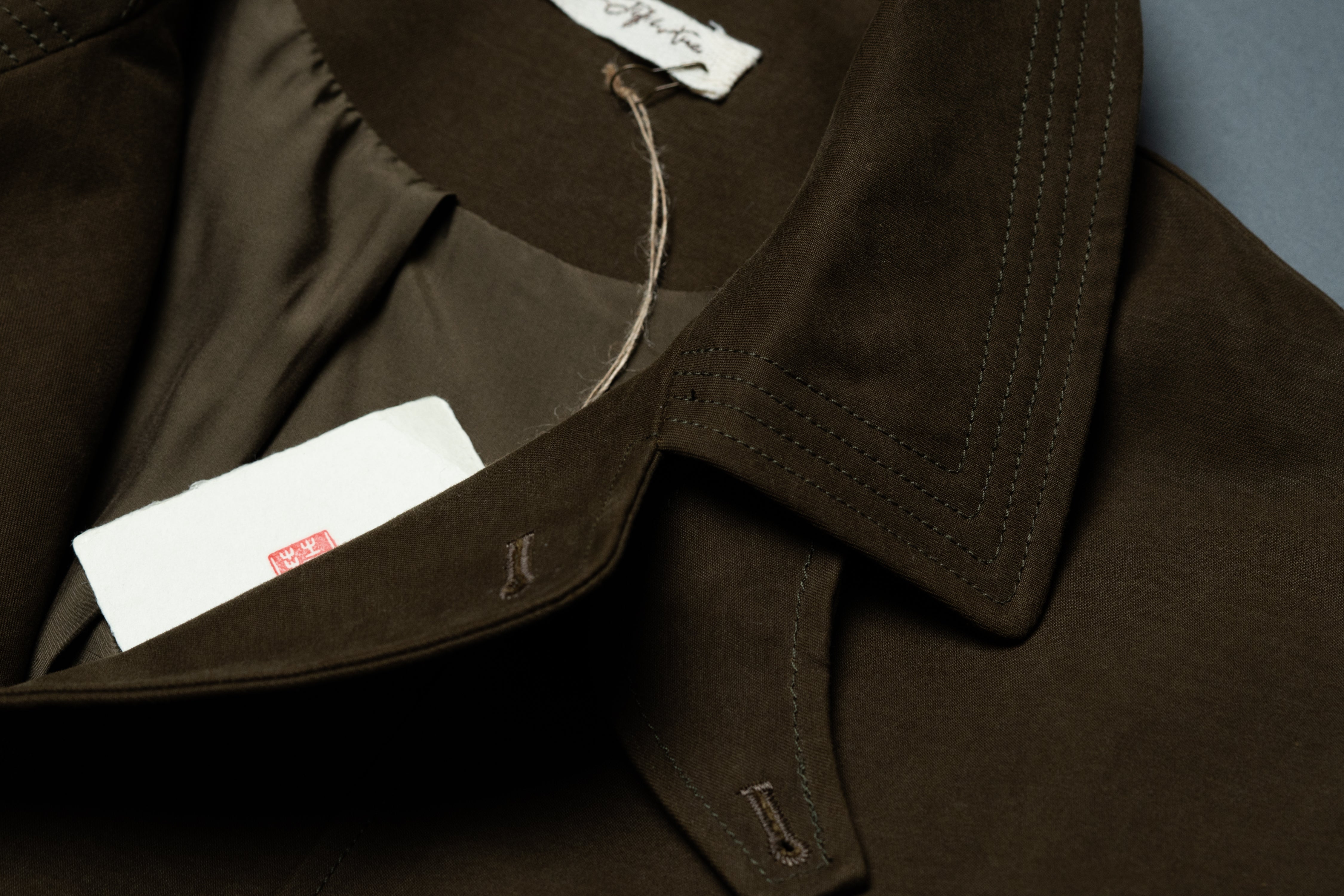 Cuello y forro interior del Aviva Jifei Xue Relaxed Mac Coat