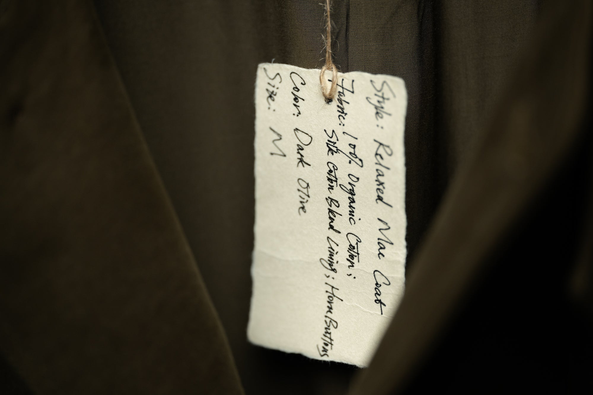 Etiqueta escrita a mano del Aviva Jifei Xue Relaxed Mac Coat