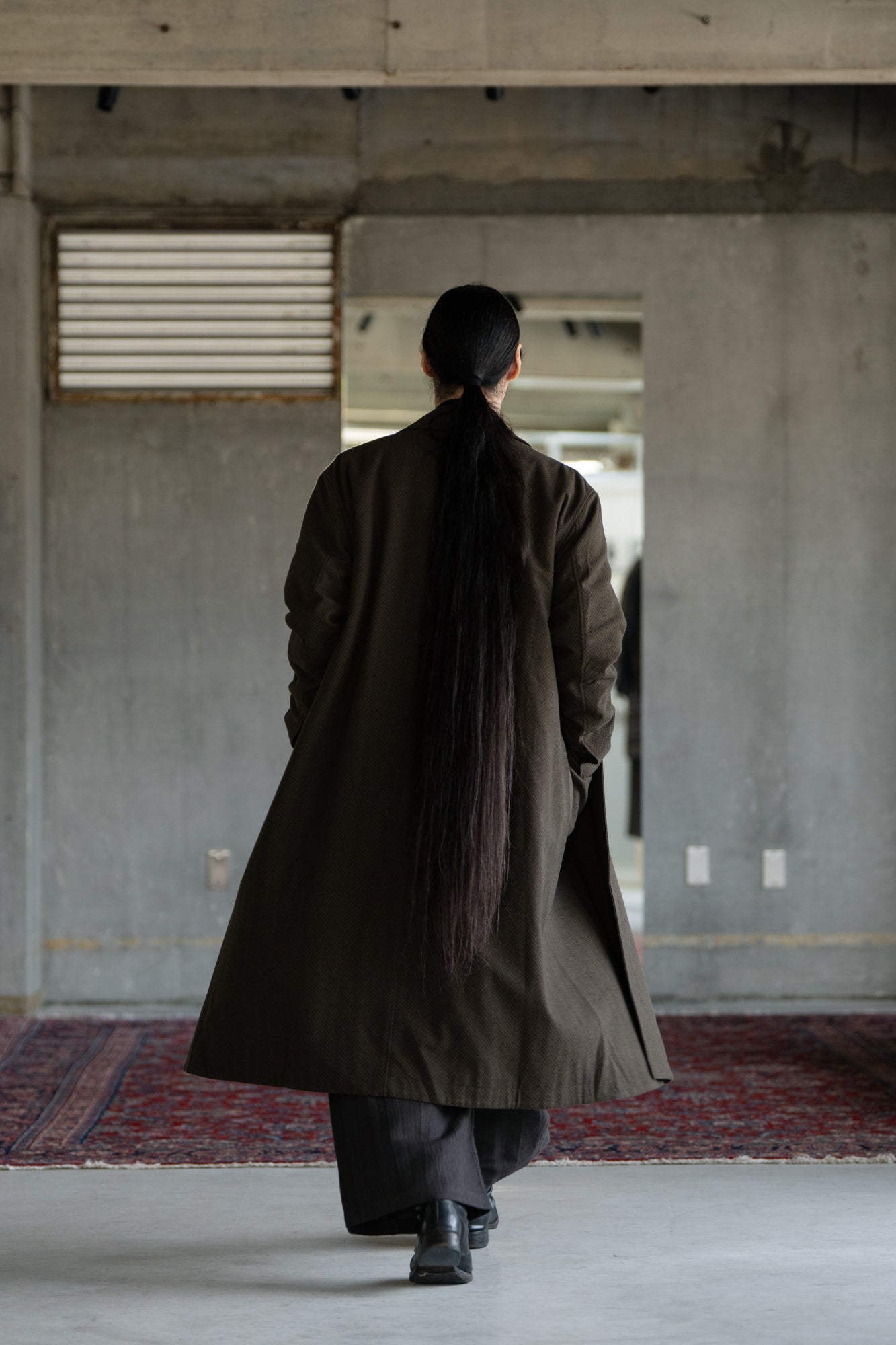 Stovaigh Bias Closure Double Breasted Coat背面上身穿搭