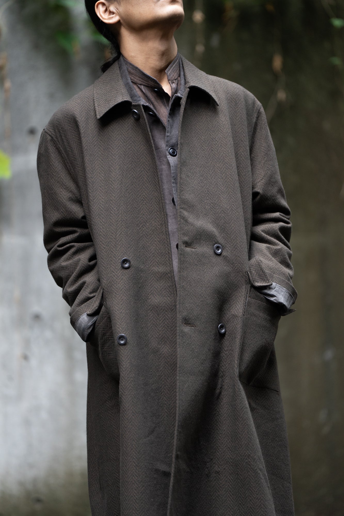Stovaigh Bias Closure Double Breasted Coat上身時的領口與鈕扣