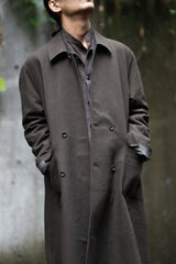 Stovaigh Bias Closure Double Breasted Coat上身時的領口與鈕扣