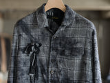 ハンガーにかかった ARCHIVIO J.M. Ribot の CO01 / TR（Grey Glen Check） 襟元とコサージュのアップ