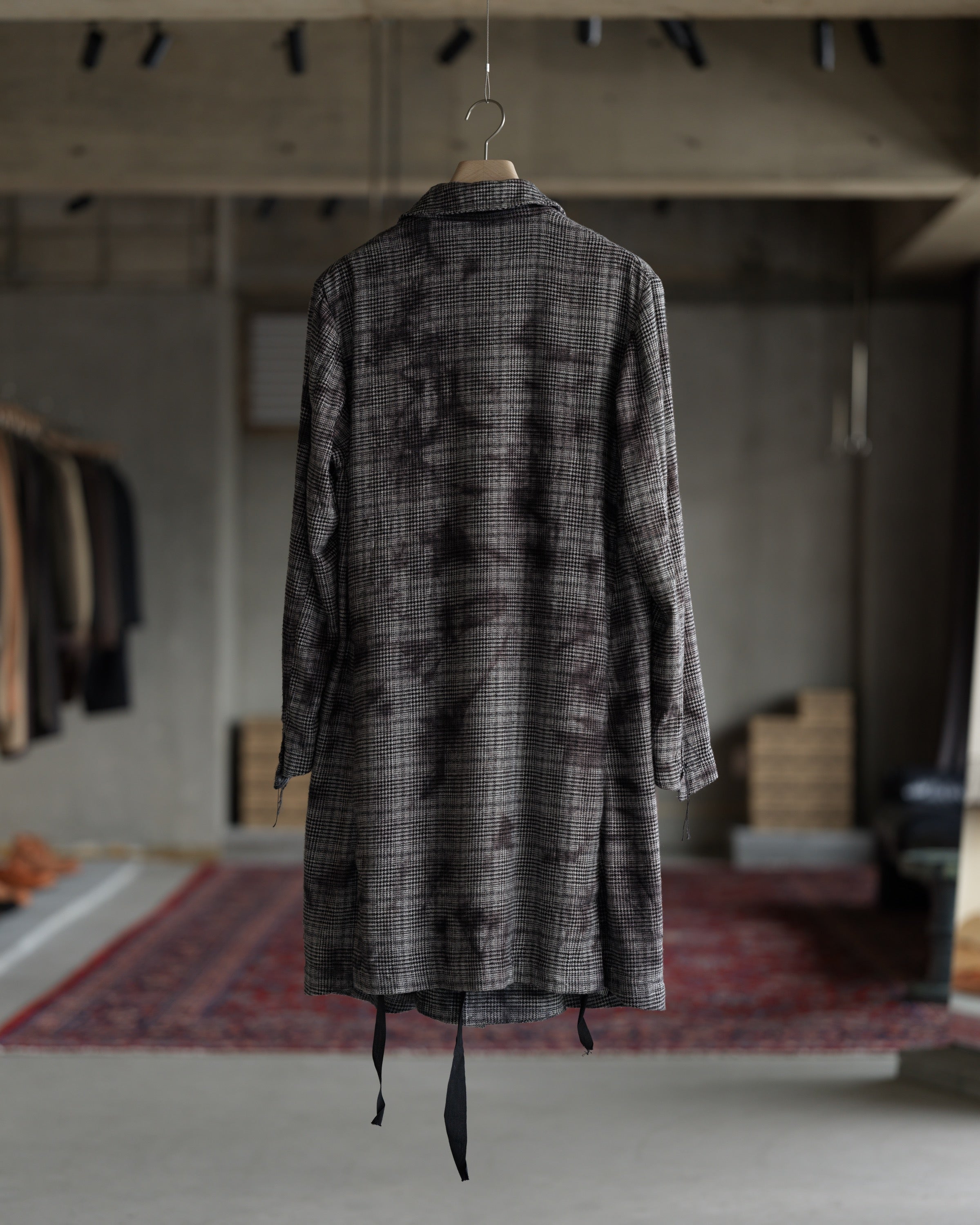 ハンガーにかかった ARCHIVIO J.M. Ribot の CO01 / TR（Grey Glen Check） 背面