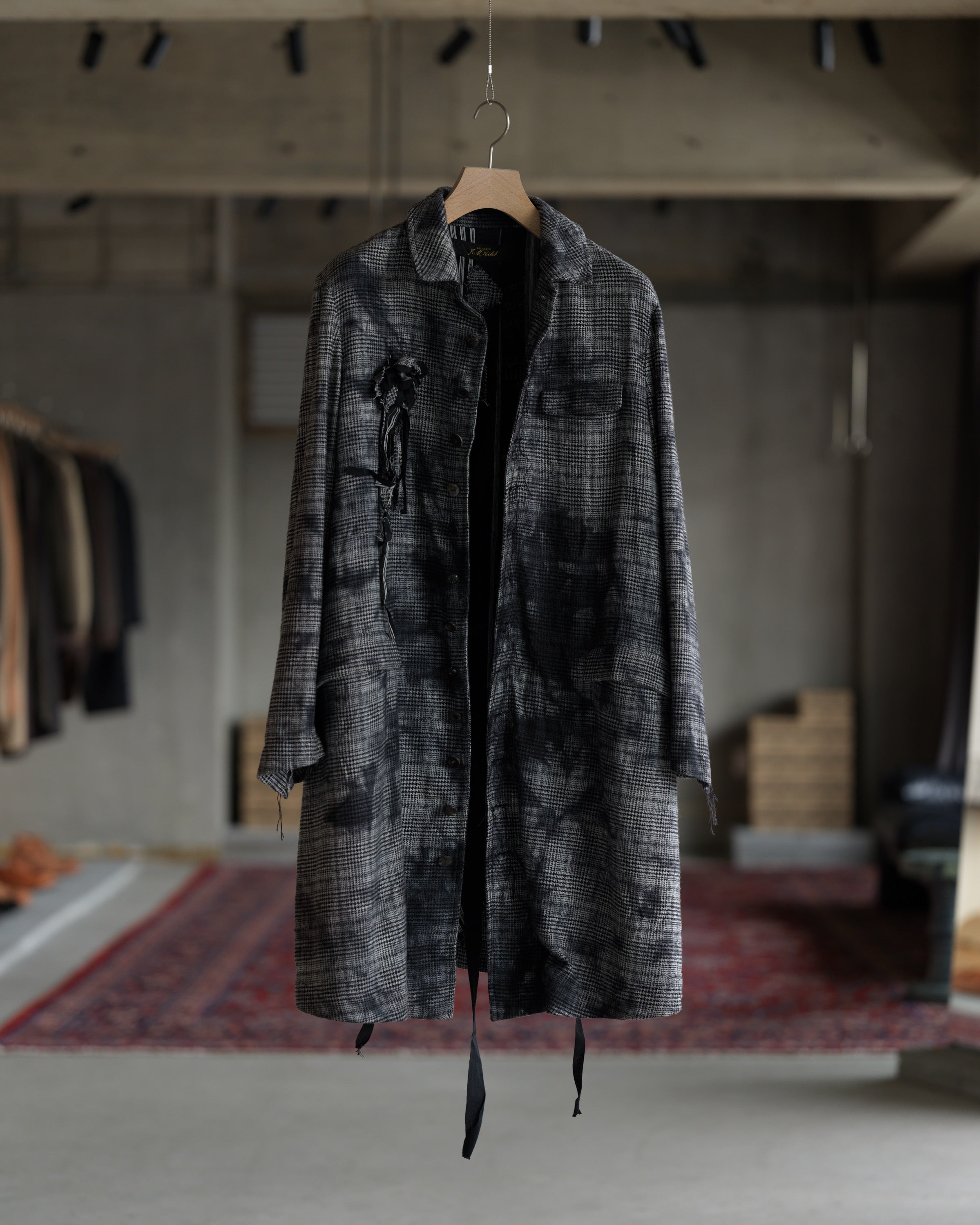 ハンガーにかかった ARCHIVIO J.M. Ribot の CO01 / TR（Grey Glen Check） 前を開けた正面