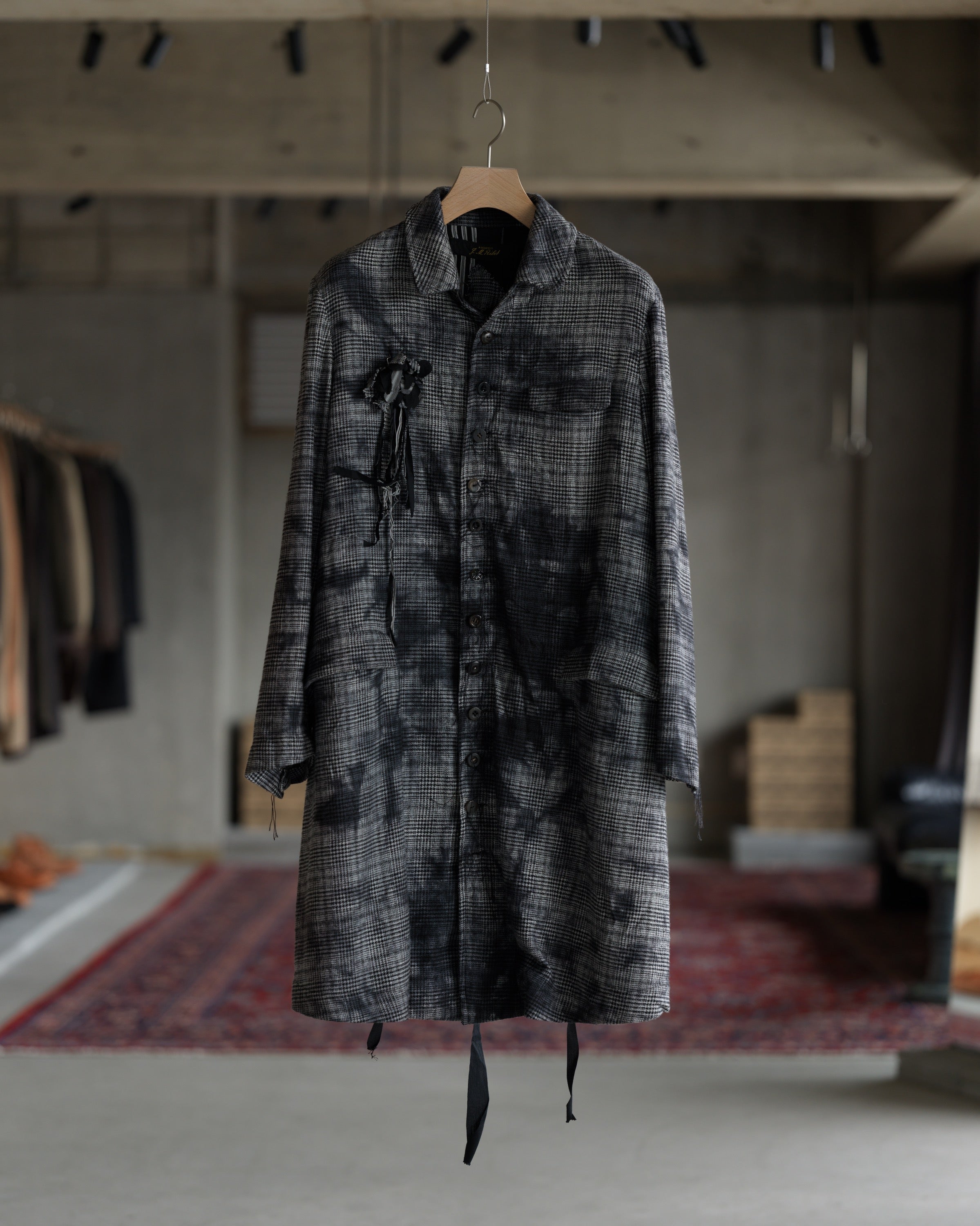 ハンガーにかかった ARCHIVIO J.M. Ribot の CO01 / TR（Grey Glen Check） 正面 ボタンを留めた状態