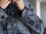 着用した ARCHIVIO J.M. Ribot の CO01 / TR（Grey Glen Check） 袖口とボタンのアップ