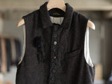 ハンガーにかかった ARCHIVIO J.M. Ribot の GL23 / FXM（Dark Brown Herringbone） 襟元とボタンのアップ