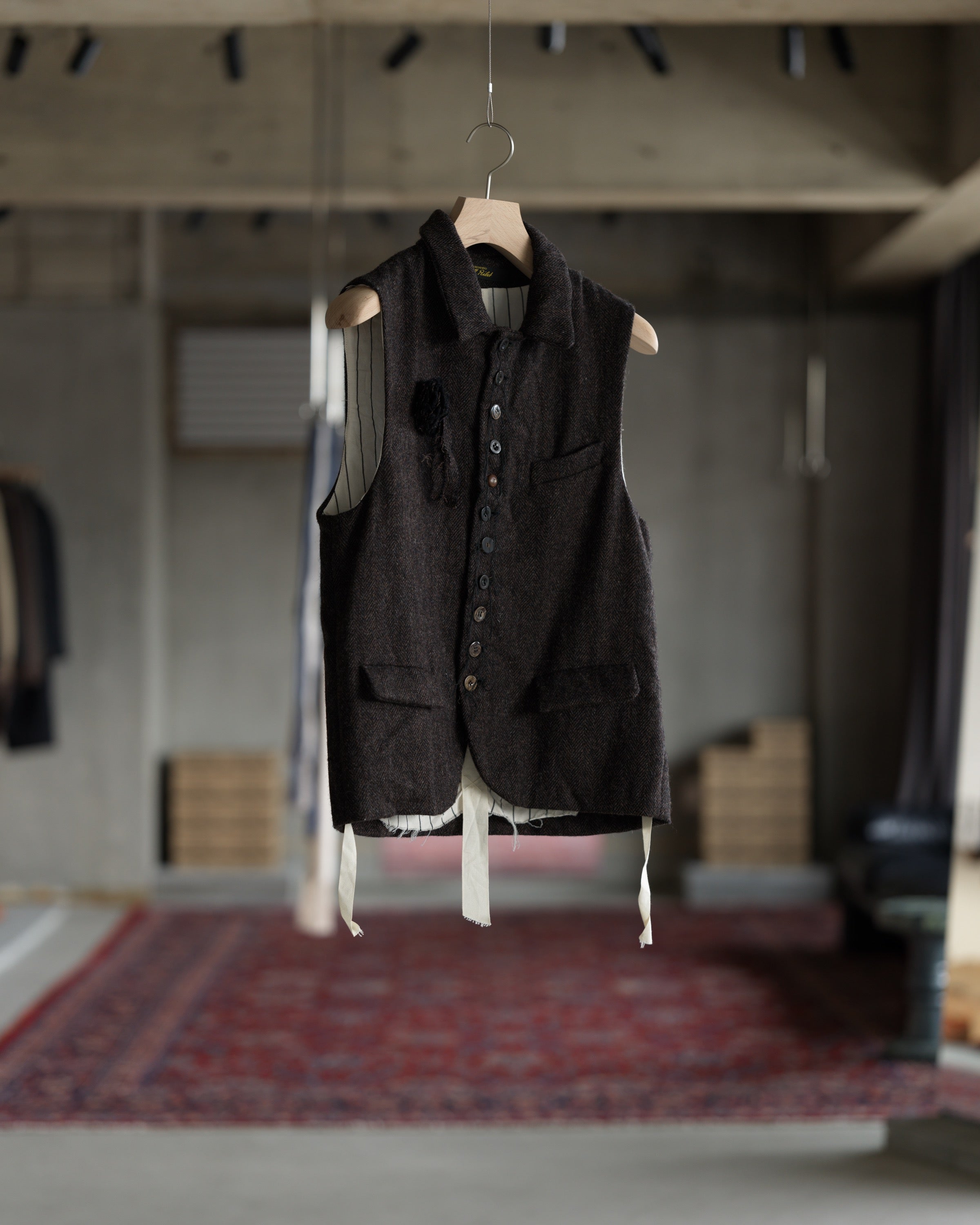 ハンガーにかかった ARCHIVIO J.M. Ribot の GL23 / FXM（Dark Brown Herringbone） 正面