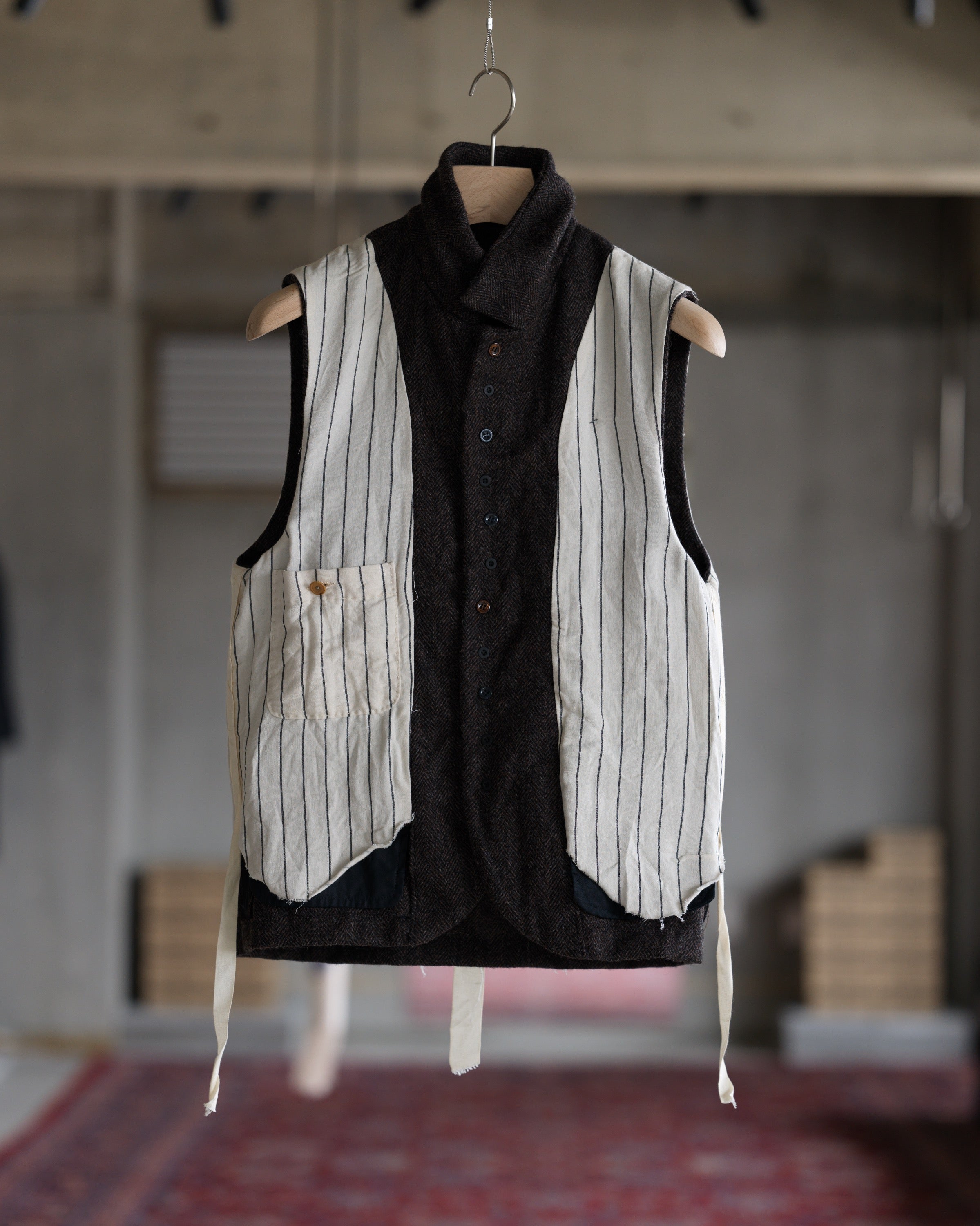 ハンガーにかかった ARCHIVIO J.M. Ribot の GL23 / FXM（Dark Brown Herringbone） 内側を広げた裏地とポケット