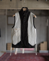 ハンガーにかかった ARCHIVIO J.M. Ribot の GL23 / FXM（Dark Brown Herringbone） 内側を広げた裏地とポケット