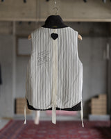 ハンガーにかかった ARCHIVIO J.M. Ribot の GL23 / FXM（Dark Brown Herringbone） 内側の縞の裏地